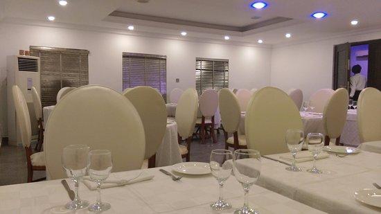 Prive Uptown Restaurant & Lounge